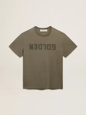 Olijfgroen T-shirt met normale pasvorm en gouden letters op de voorkant