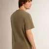 Olijfgroen T-shirt voor heren met gouden letters