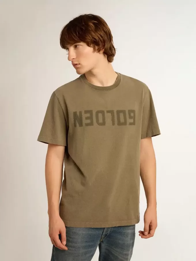 Olijfgroen T-shirt voor heren met gouden letters