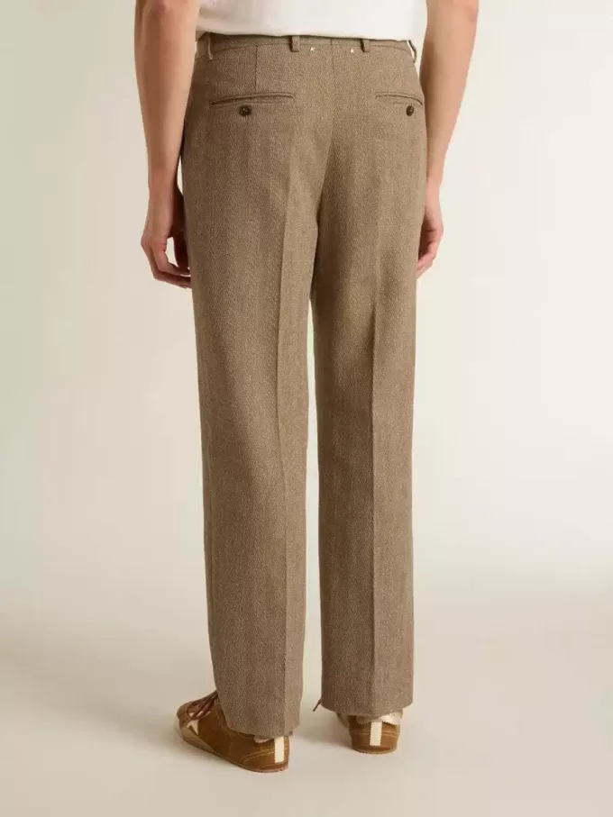 Op maat gemaakte broek in zandkleurig linnen met chevronpatroon