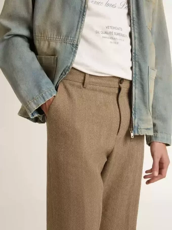 Op maat gemaakte broek in zandkleurig linnen met chevronpatroon