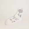 Optisch witte sokken met zwarte letters