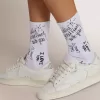 Optisch witte sokken met zwarte letters