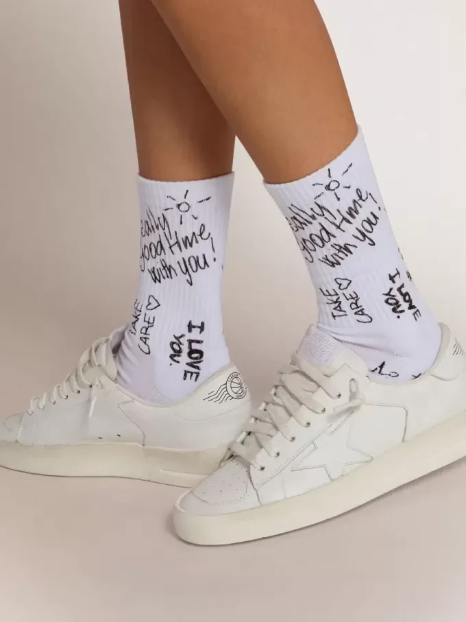 Optisch witte sokken met zwarte letters