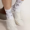 Optisch witte sokken met zwarte letters