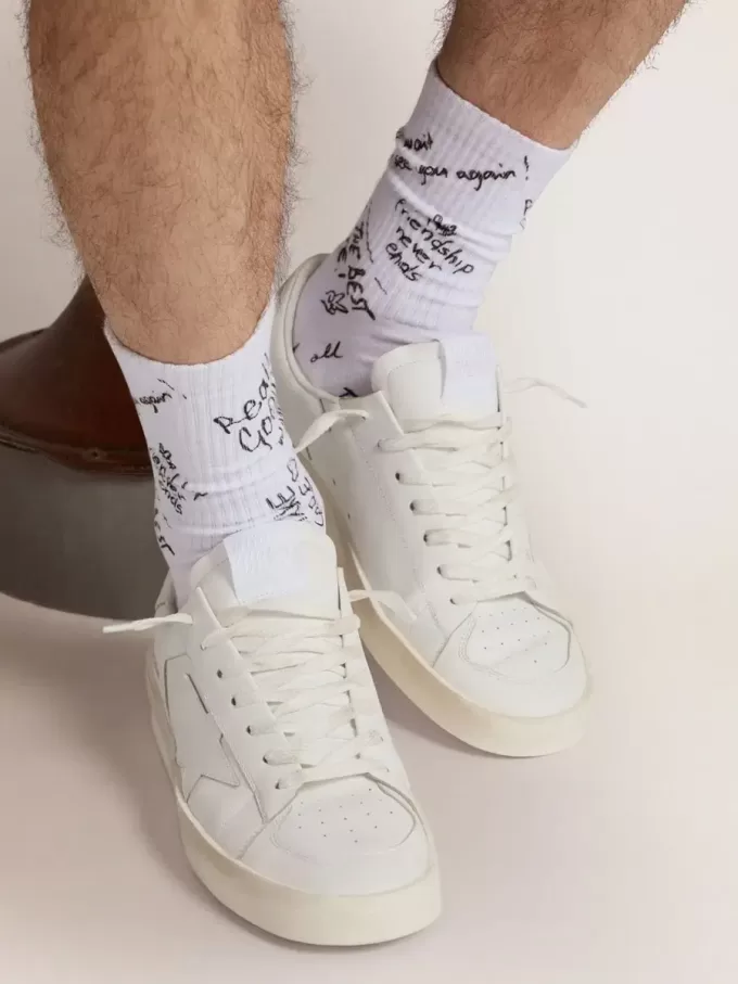 Optisch witte sokken met zwarte letters