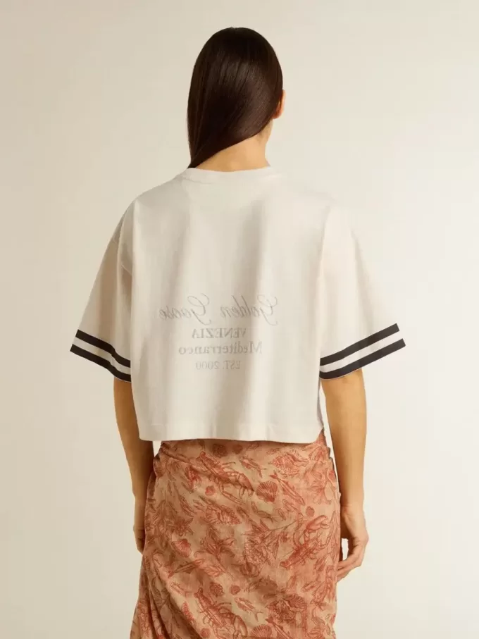 Oversized kort T-shirt voor dames in witte jersey met borduursel en ‘Venezia Mediterraneo’-print.