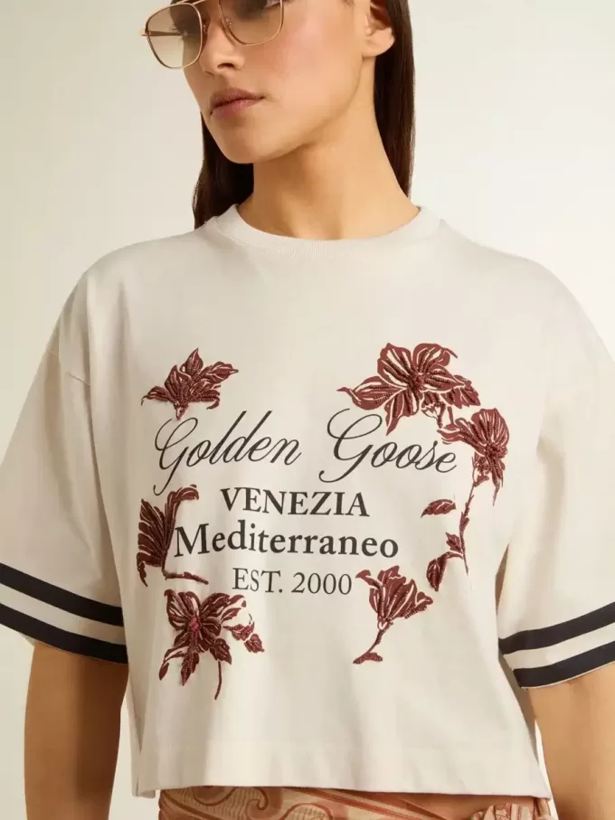 Oversized kort T-shirt voor dames in witte jersey met borduursel en ‘Venezia Mediterraneo’-print.