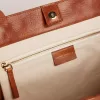 Pasadena-tas in glanzend, gehamerd leer in tan-kleur met gouden logo op de voorkant