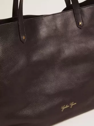 Pasadena-tas in zwart gehamerd leer met gouden logo op de voorkant