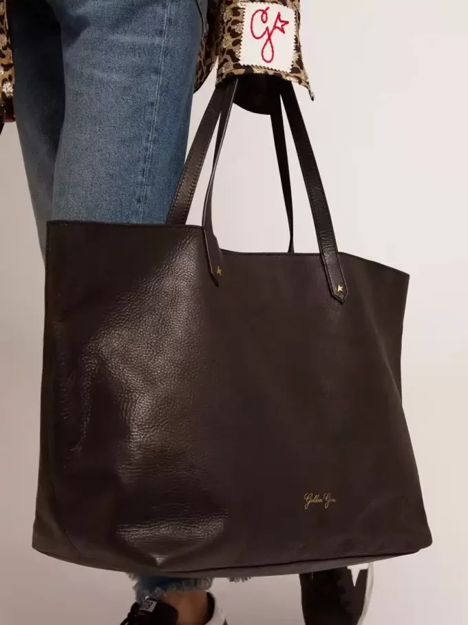 Pasadena-tas in zwart gehamerd leer met gouden logo op de voorkant