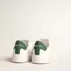 Purestar met witte bio-based ster en matgroene leren hiellip.