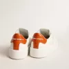Purestar voor dames met witte leren ster en oranje hielstuk