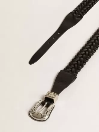 Riem van zwart gevlochten leer met zilverkleurige gesp.