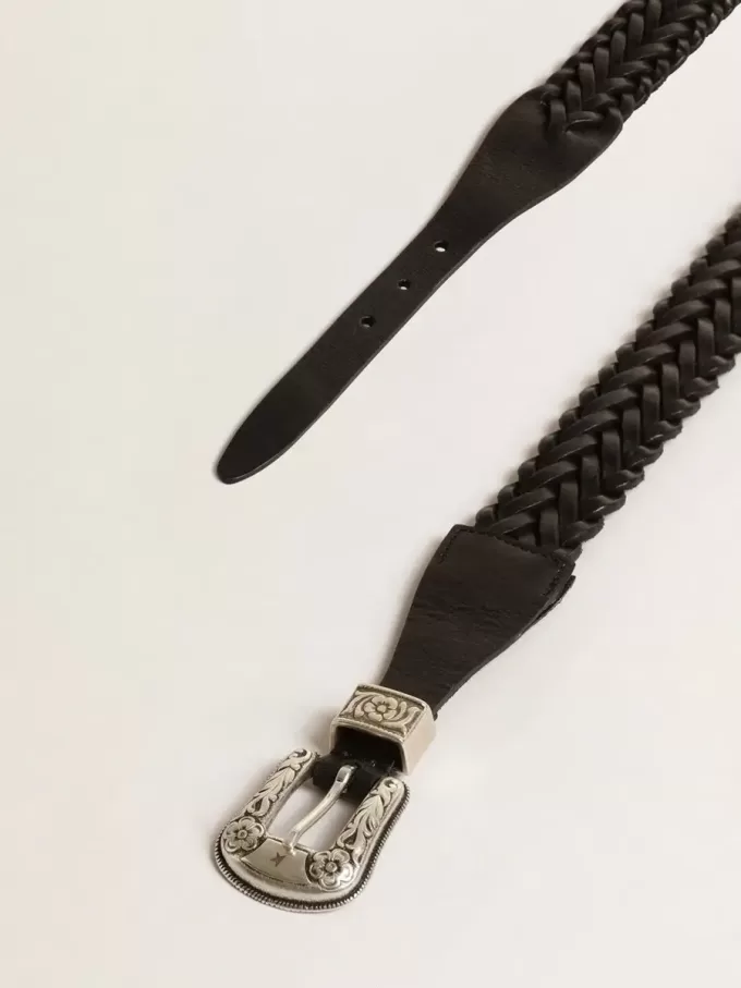 Riem van zwart gevlochten leer met zilverkleurige gesp.