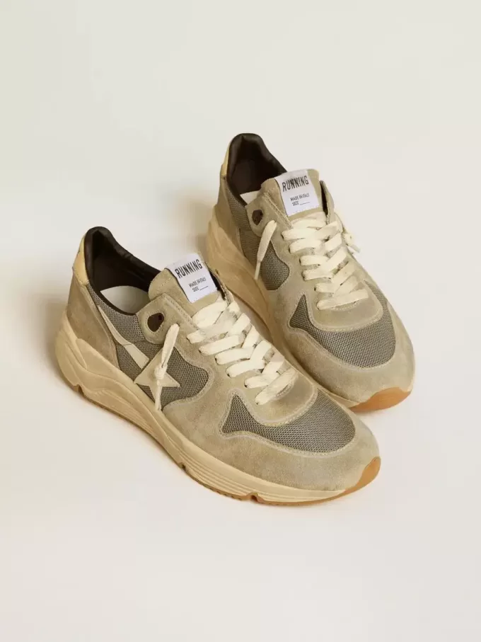 Running Sole in grijs suède met witte ster en witte hielband.