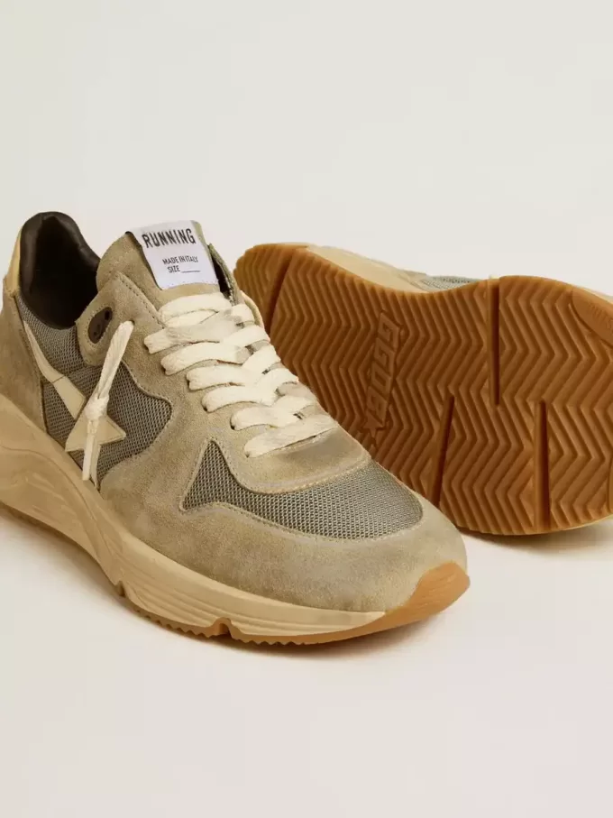 Running Sole in grijs suède met witte ster en witte hielband.