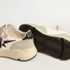 Running Sole met grijze suède inzetstukken en zwarte glitterster