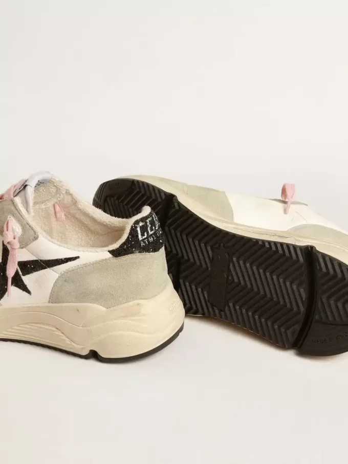 Running Sole met grijze suède inzetstukken en zwarte glitterster