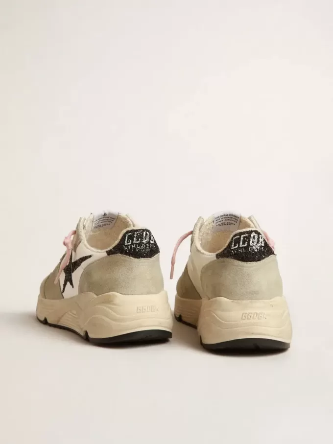 Running Sole met grijze suède inzetstukken en zwarte glitterster