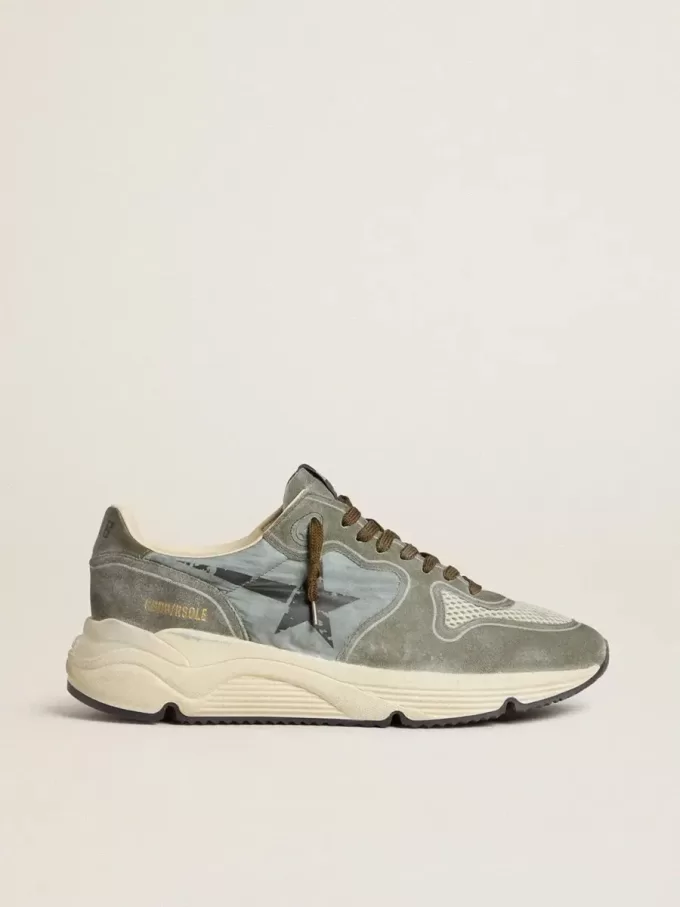 Running Sole voor heren in lichtblauw nylon met zwarte ster en groene leren hielband.