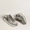 Running Sole voor heren in lichtblauw nylon met zwarte ster en groene leren hielband.