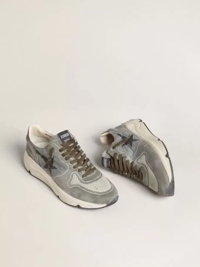 Running Sole voor heren in lichtblauw nylon met zwarte ster en groene leren hielband.