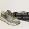 Running Sole voor heren in lichtblauw nylon met zwarte ster en groene leren hielband.