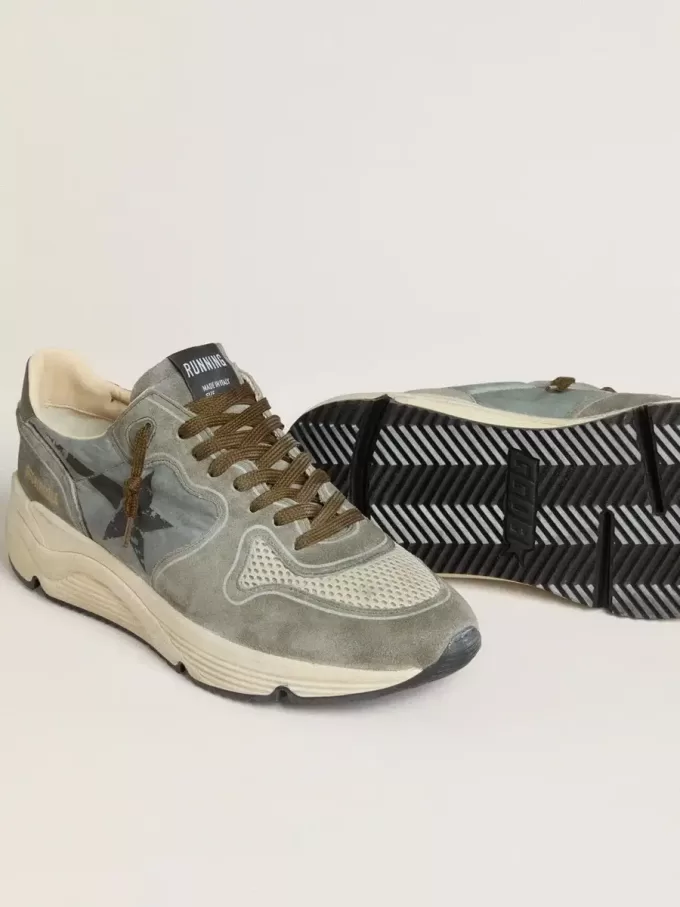 Running Sole voor heren in lichtblauw nylon met zwarte ster en groene leren hielband.