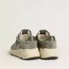 Running Sole voor heren in lichtblauw nylon met zwarte ster en groene leren hielband.