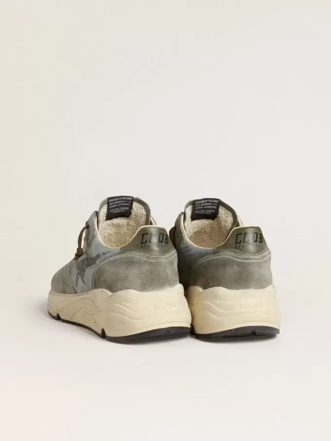 Running Sole voor heren in lichtblauw nylon met zwarte ster en groene leren hielband.