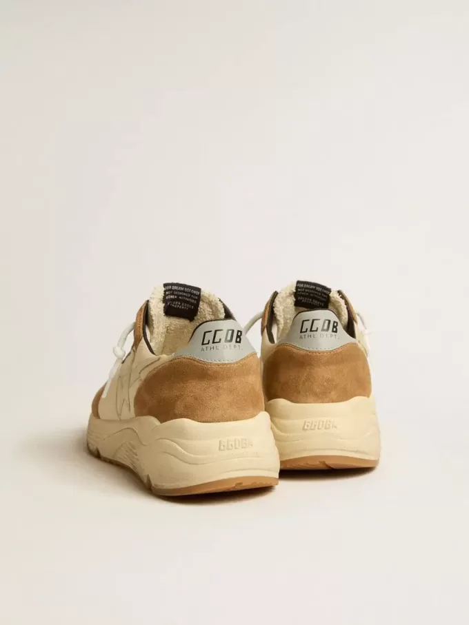 Running Sole voor heren van ivoorkleurig nylon en tabakskleurig suède