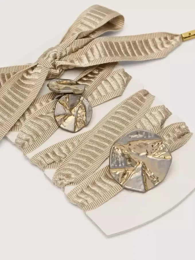 Skin “Vintage” beige geborduurde veters met applicatiebedeltjes