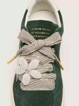 Skin “Vintage” wit en beige gestreepte veters met bloemvormig bedeltje