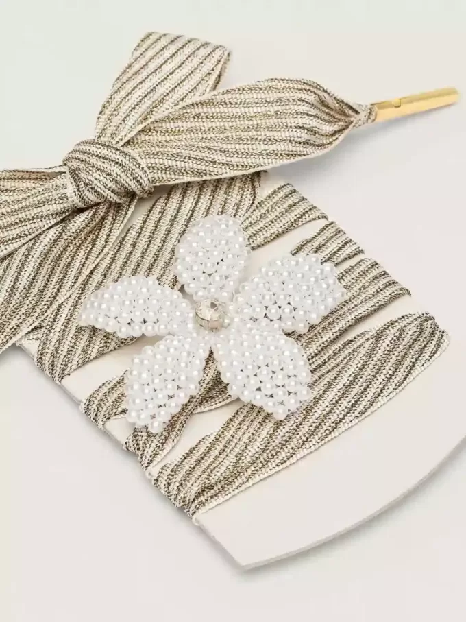 Skin “Vintage” wit en beige gestreepte veters met bloemvormig bedeltje