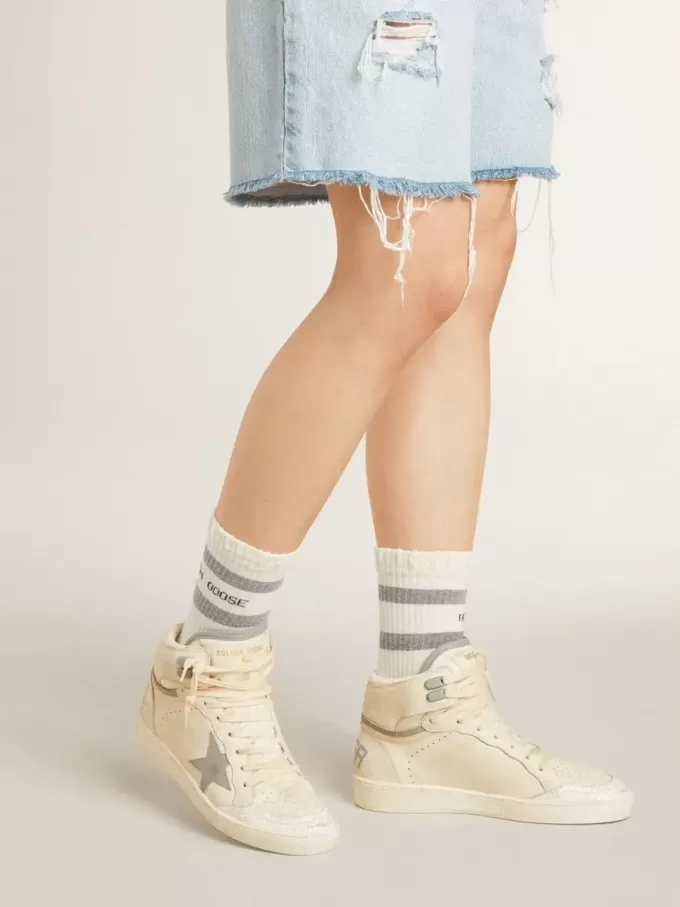 Sky-Star voor dames in leer met lichtblauwe leren ster en witte hielband.