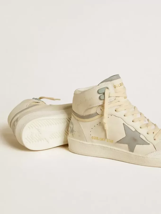 Sky-Star voor dames in leer met lichtblauwe leren ster en witte hielband.