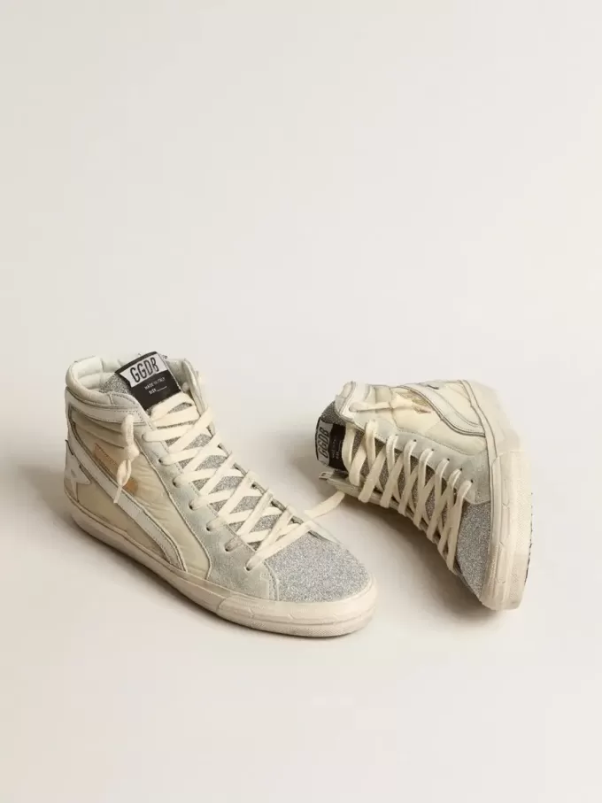 Slide van ivoorkleurig nylon met witte leren ster en zilveren Swarovski-kristallen tong