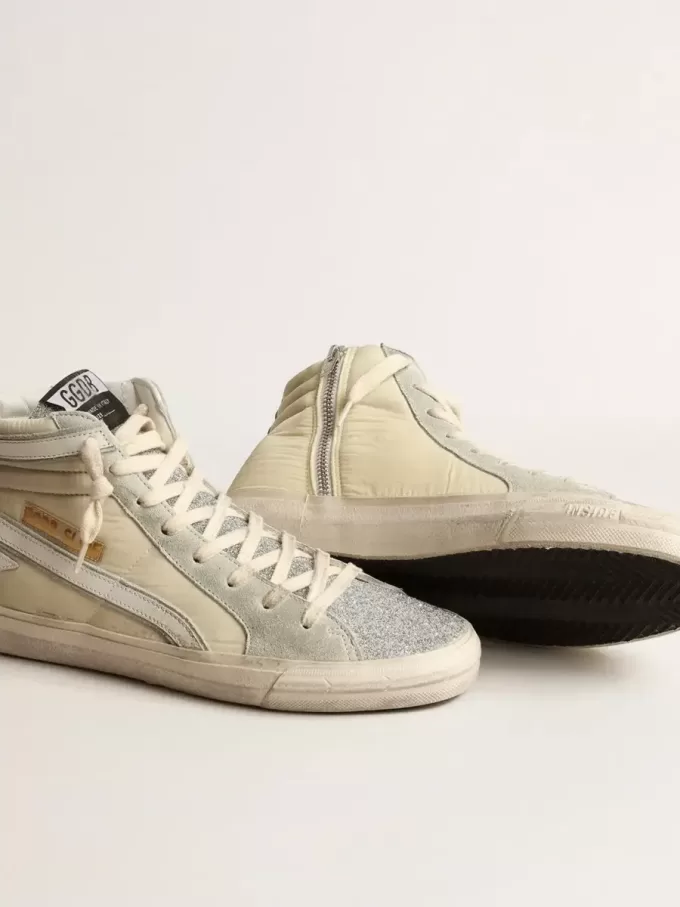 Slide van ivoorkleurig nylon met witte leren ster en zilveren Swarovski-kristallen tong