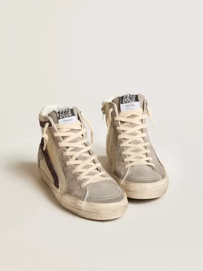 Slipper met grijze leren ster en wijnrode glitteraccenten