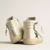 Slipper van beige nappa met groene gelamineerde leren ster en flash