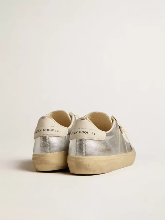 Soul Star in metallic zilverkleurig leer met witte leren hielband