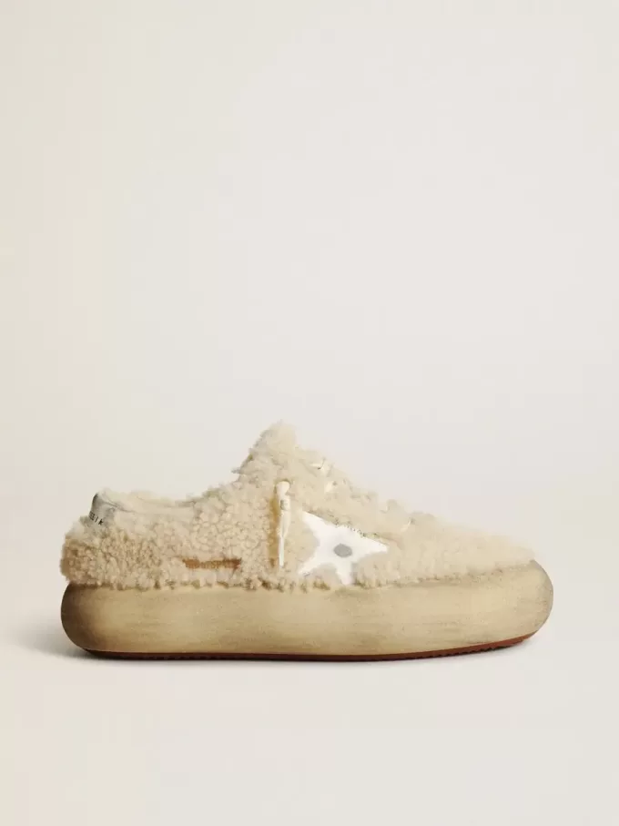 Space-Star damesschoenen in beige schapenvacht met witte leren ster en metallic leren hielstuk