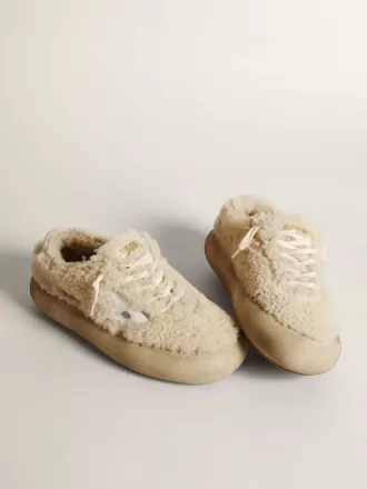 Space-Star damesschoenen in beige schapenvacht met witte leren ster en metallic leren hielstuk