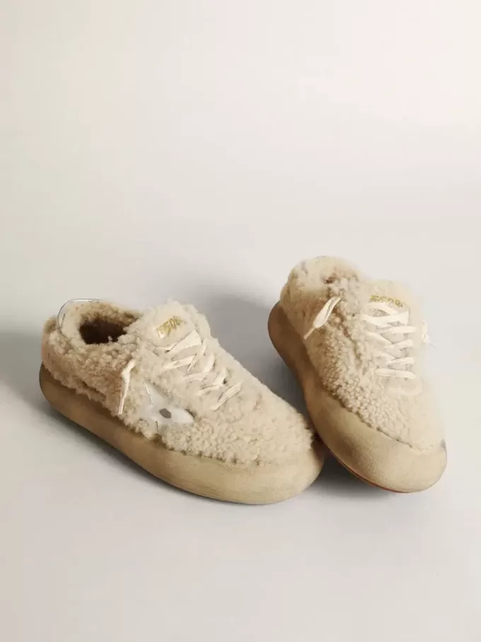 Space-Star damesschoenen in beige schapenvacht met witte leren ster en metallic leren hielstuk