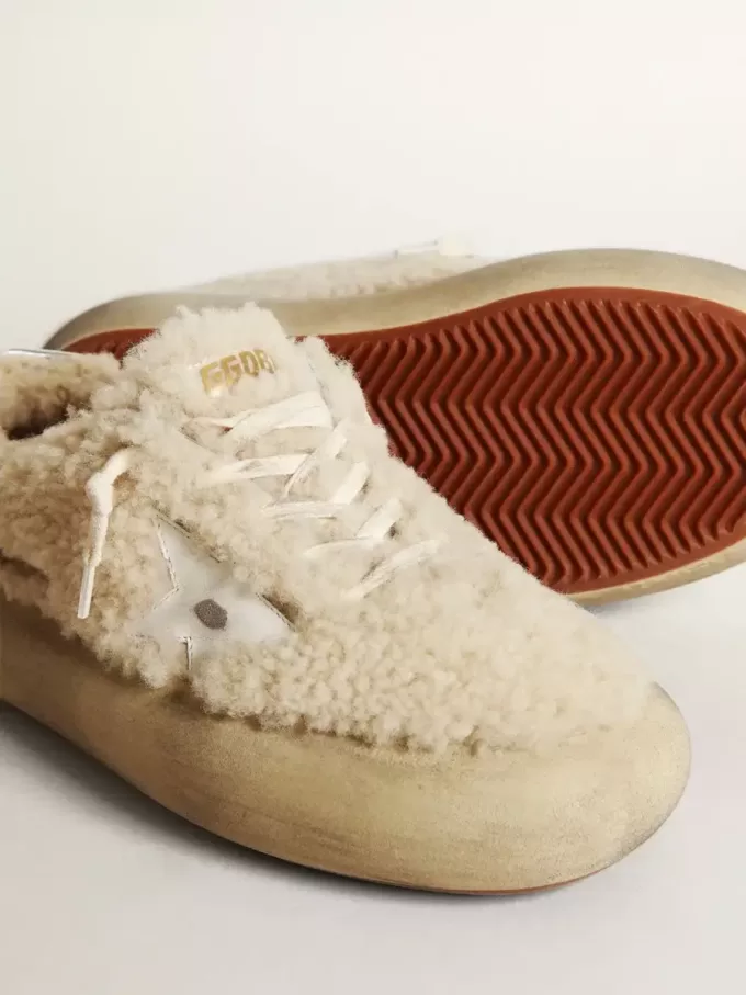 Space-Star damesschoenen in beige schapenvacht met witte leren ster en metallic leren hielstuk