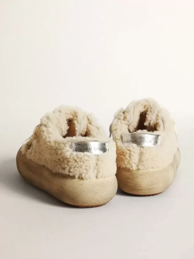 Space-Star damesschoenen in beige schapenvacht met witte leren ster en metallic leren hielstuk