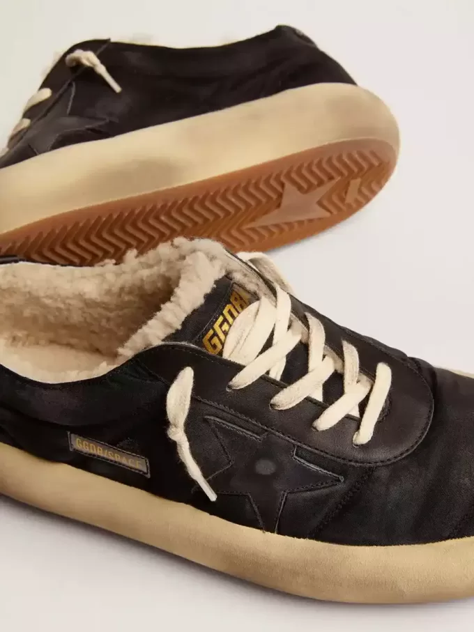 Space-Star damesschoenen van gewatteerd zwart nylon met schapenvachtvoering