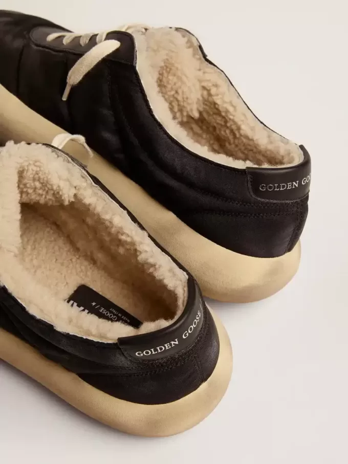 Space-Star damesschoenen van gewatteerd zwart nylon met schapenvachtvoering