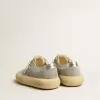 Space-Star herenschoenen van ijsgrijs suède met geperforeerde ster